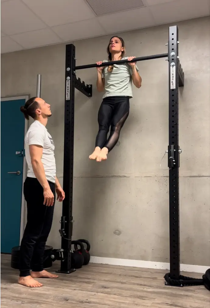 The Fridge Formation - Cassis équipé FIT' & RACK Travail de suspension sur barre de traction sur rack de musculation