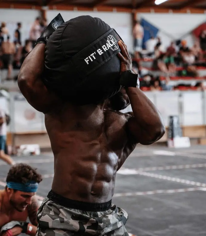 SandBag WOD - Compétition Lyon Showdown - Photo par Eva Mostaert Sandbag - Compétition Lyon Showdown par CrossFit Des Monts et FIT' & RACK - Dardilly