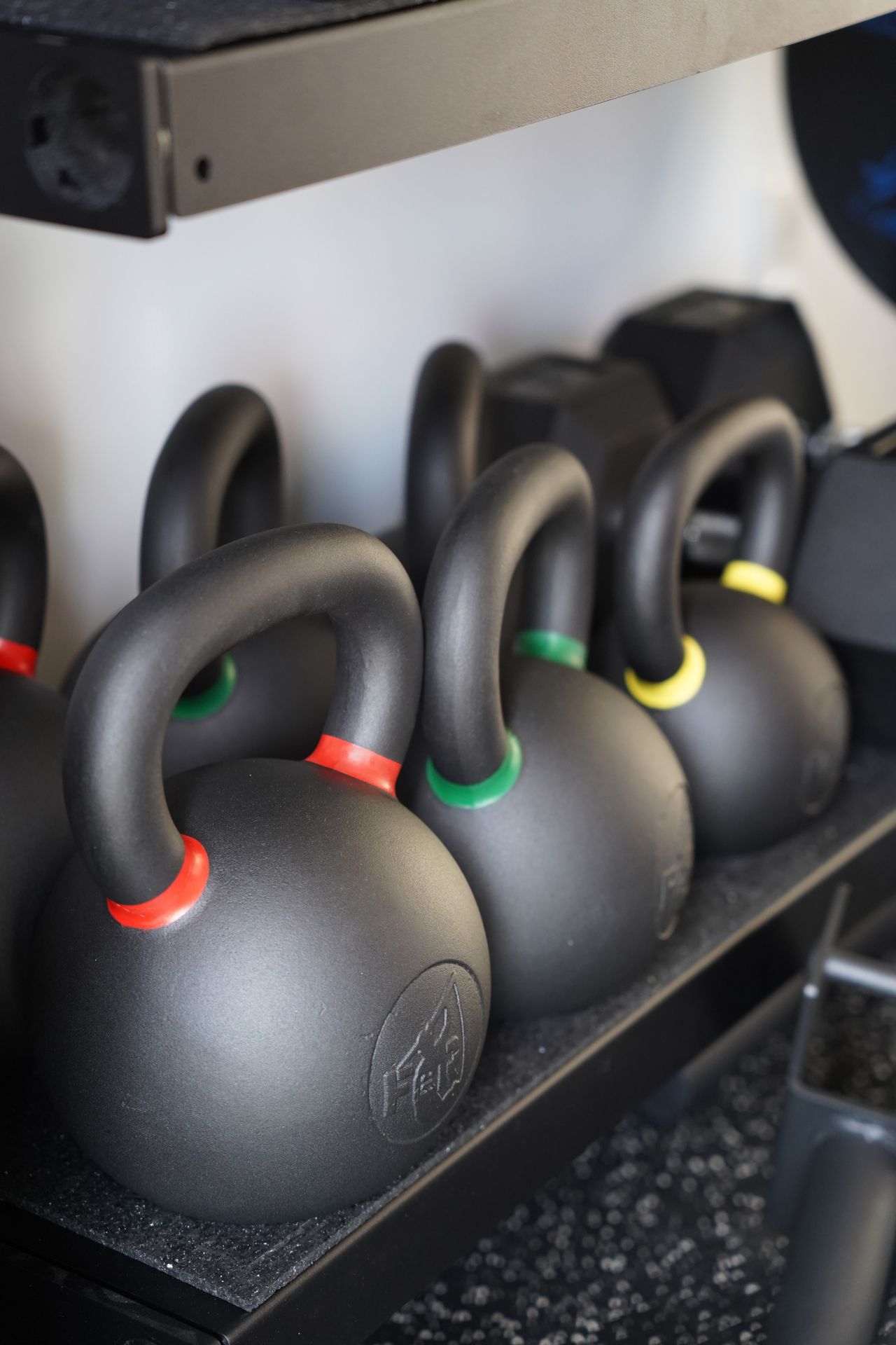 Kettlebell sur rack de stockage
