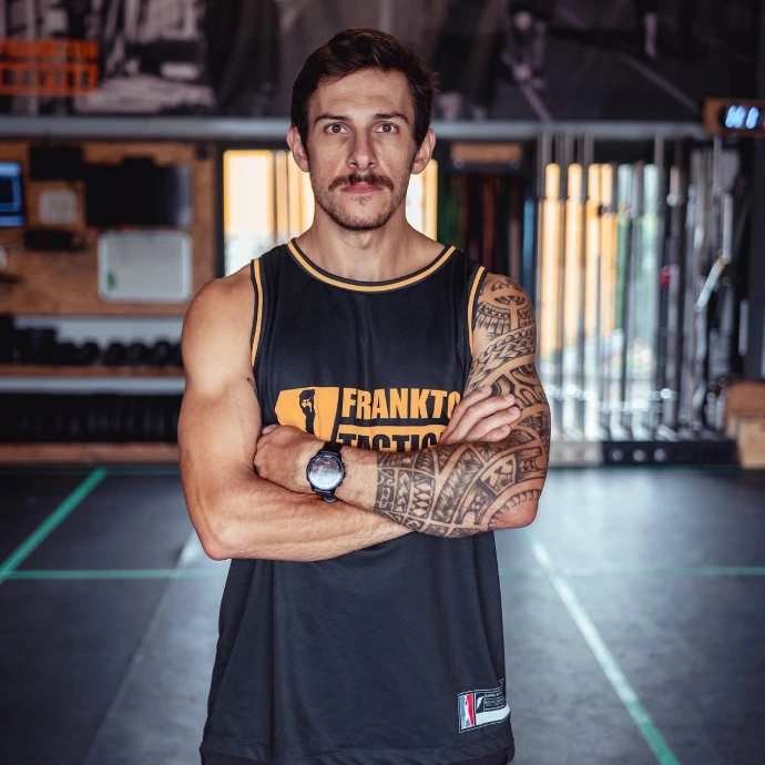 Guillaume Bouchard - CrossFit Frankton Owern box bras croisé devant salle de sport