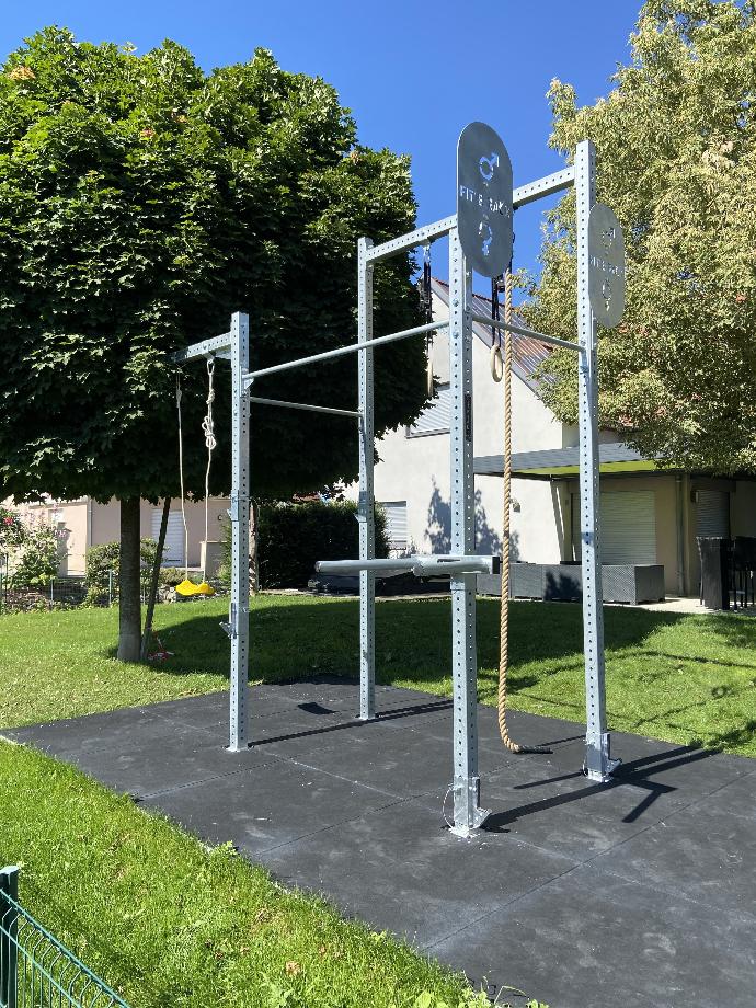 Installation extérieure jardin de particulier rack de gym et musculation