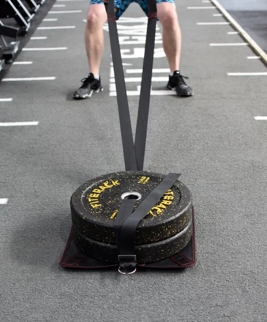 Utilisation Pull Sled CrossFit Des Monts piste synthétique.webp